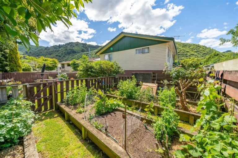 Photo of property in 30 Larchmont Grove, Totara Park, Upper Hutt, 5018