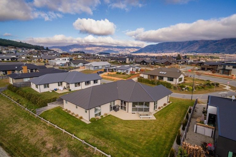 Photo of property in 5 Sunnyside Lane, Wanaka, 9305