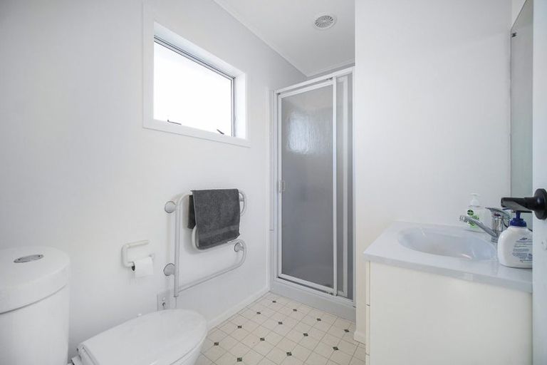 Photo of property in 32 Essex Street, Te Atatu South, Auckland, 0610