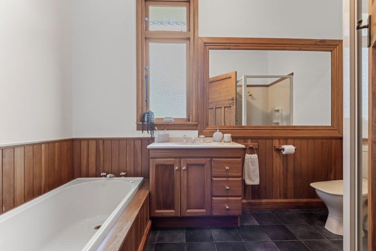 Photo of property in 35 Manapouri Crescent, Hokowhitu, Palmerston North, 4410