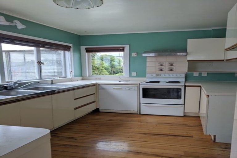 Photo of property in 976 East Coast Road, Northcross, Auckland, 0632