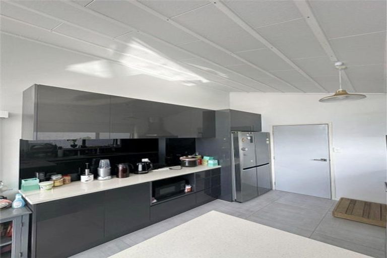 Photo of property in 46 Target Road, Totara Vale, Auckland, 0629