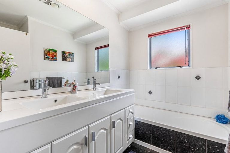 Photo of property in 17 Da Vinci Place, West Harbour, Auckland, 0618