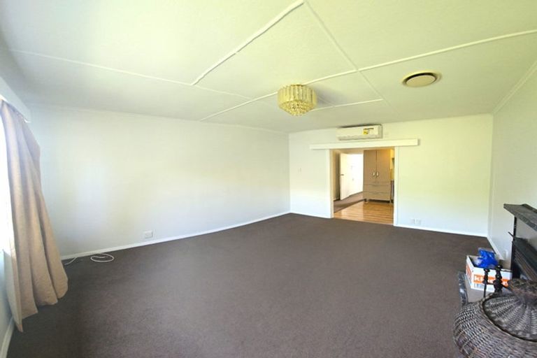 Photo of property in 43 Lyndfield Lane, Newlands, Wellington, 6037