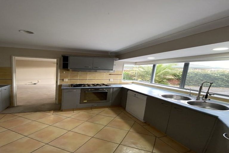 Photo of property in 10 Mullagh Place, East Tamaki Heights, Auckland, 2016