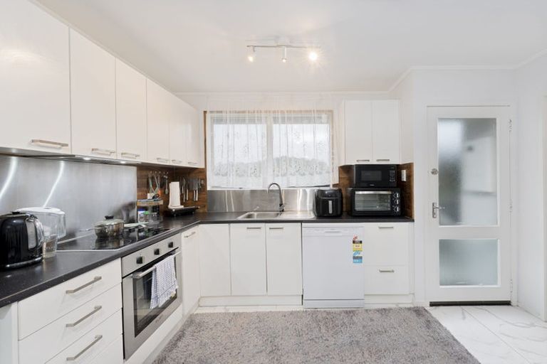 Photo of property in 69 Kemp Road, Massey, Auckland, 0614