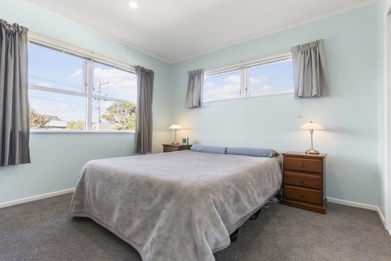 Photo of property in 21 Taupo Street, Green Bay, Auckland, 0604