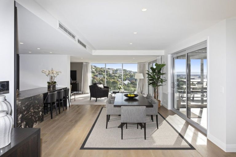 Photo of property in 15 Omeo Crescent, Redcliffs, Christchurch, 8081