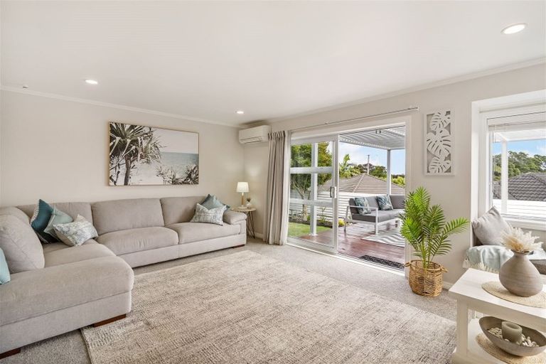 Photo of property in 2/862 East Coast Road, Northcross, Auckland, 0630