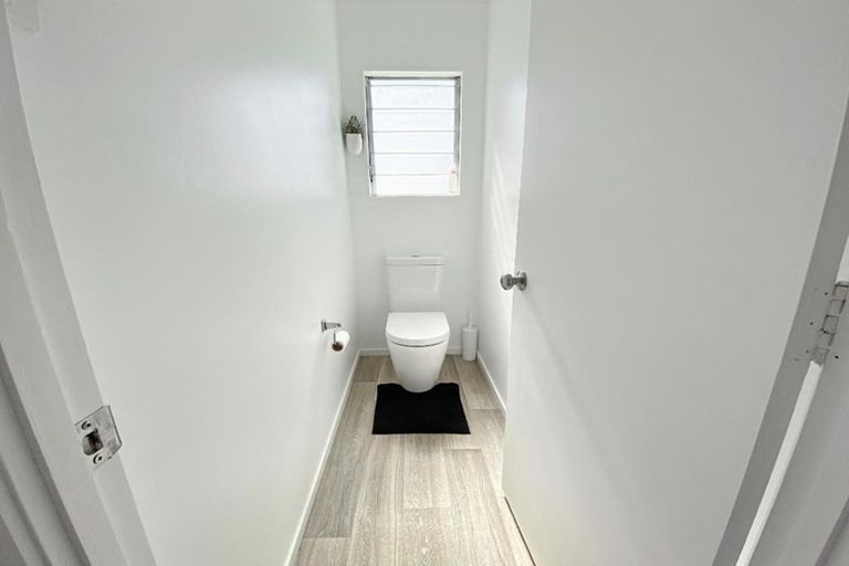 Photo of property in 1/307a Wairau Road, Totara Vale, Auckland, 0627