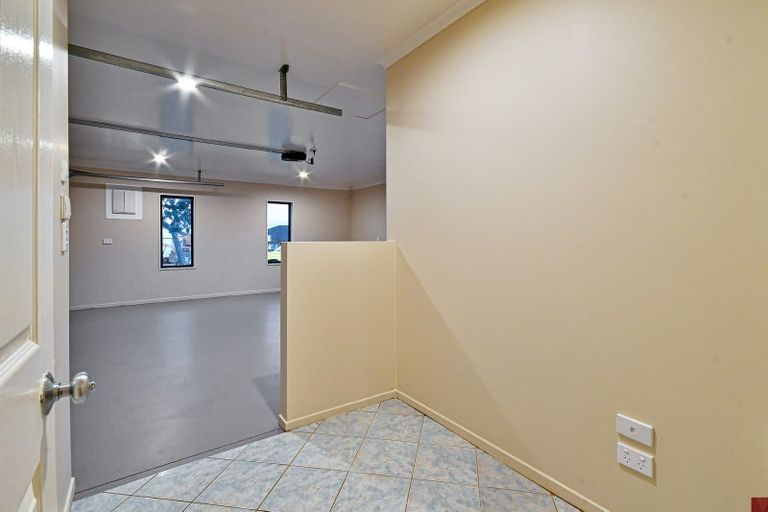 Photo of property in 28 Nicholas Gibbons Drive, Clendon Park, Auckland, 2103