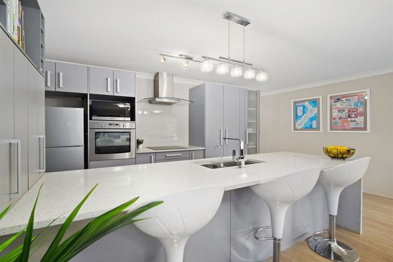 Photo of property in 39 Namsan Close, Fairview Heights, Auckland, 0632