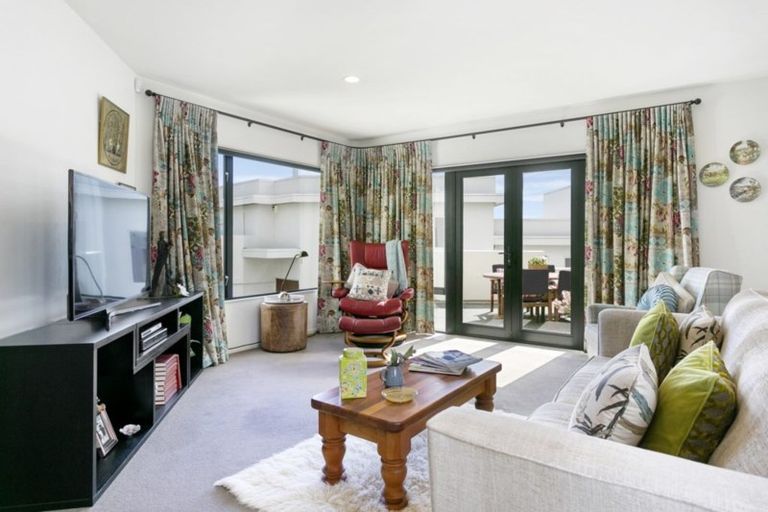 Photo of property in 28 Fairview Terrace, Waipahihi, Taupo, 3330