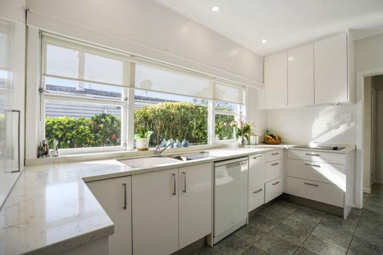 Photo of property in 1/290 East Coast Road, Forrest Hill, Auckland, 0620
