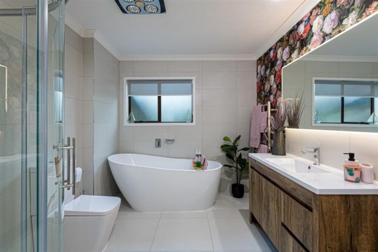 Photo of property in 8a Westbourne Road, Murrays Bay, Auckland, 0630