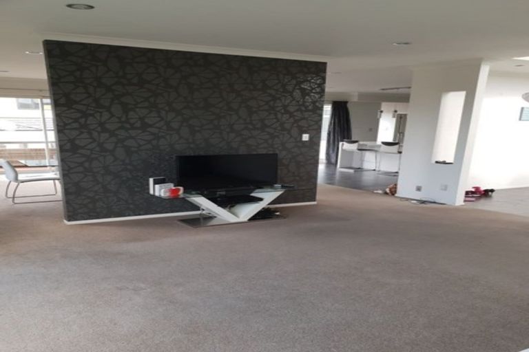 Photo of property in 106 Lake Panorama Drive, Henderson Valley, Auckland, 0612