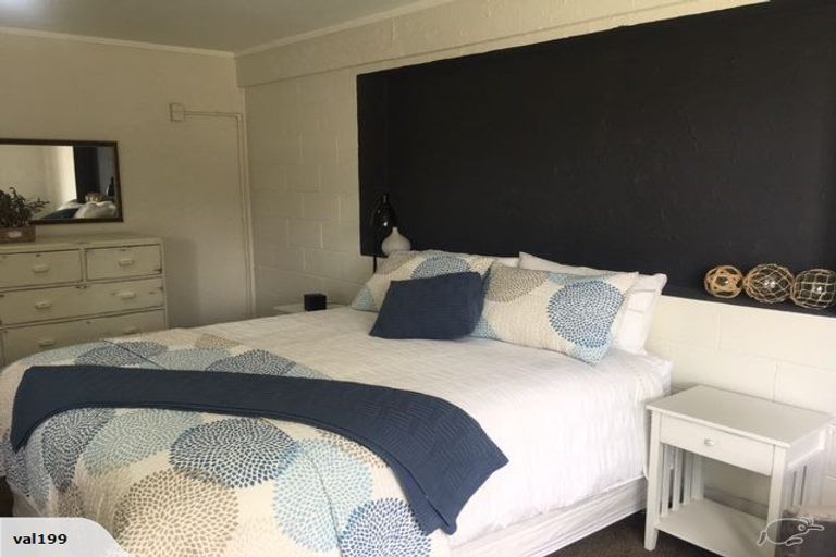 Photo of property in 1/946 Beach Road, Waiake, Auckland, 0630