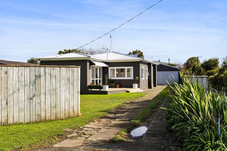 Photo of property in 464 South Road, Omata, New Plymouth, 4374