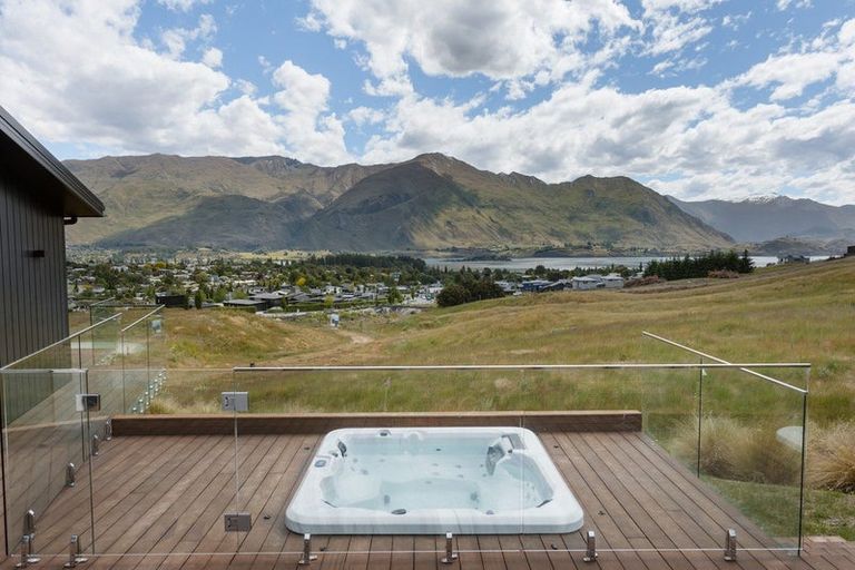 Photo of property in 13 Akitu Rise, Wanaka, 9305
