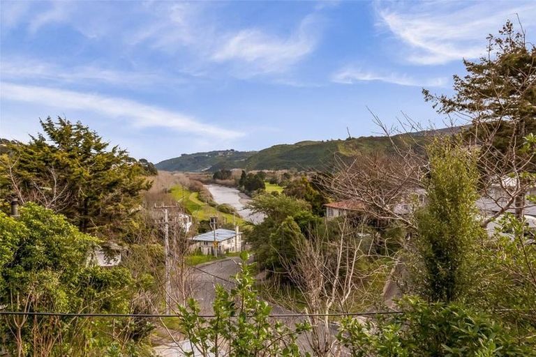 Photo of property in 14 Manor Drive, Stokes Valley, Lower Hutt, 5019