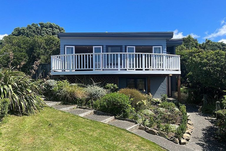Photo of property in 22 Tai Paku Paku Road, Karaka Bays, Wellington, 6022