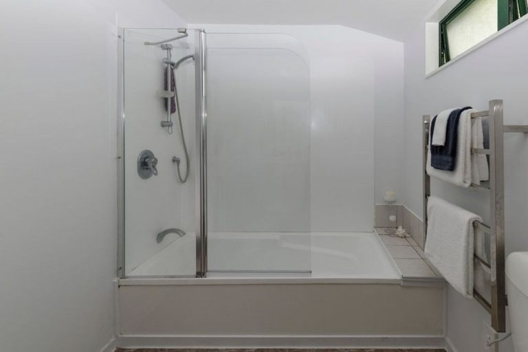 Photo of property in 5a Awaroa Road, Sunnyvale, Auckland, 0612