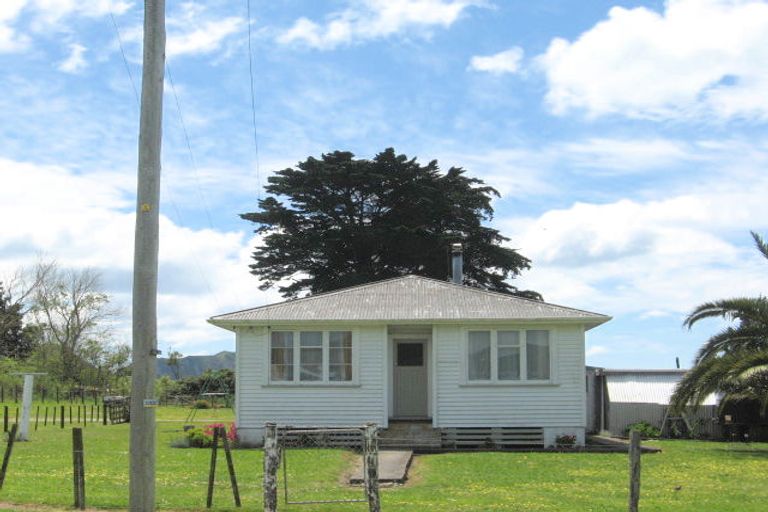 Photo of property in 37 Main Road, Tolaga Bay, 4077
