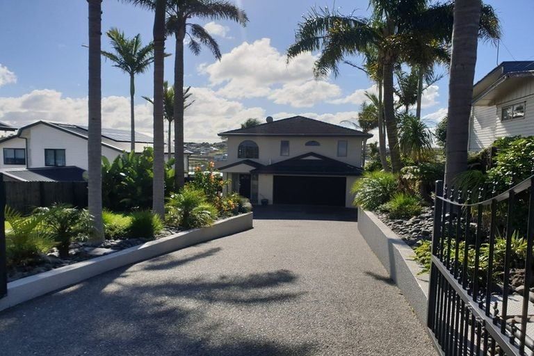 Photo of property in 92 Whangaparaoa Road, Red Beach, 0932