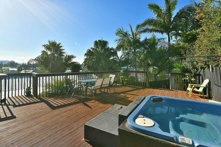 Photo of property in 43 Pohutukawa Avenue, Red Beach, 0932