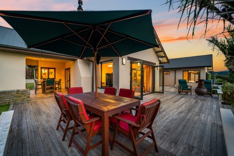 Photo of property in 32 Paekakariki Hill Road, Pauatahanui, Porirua, 5381