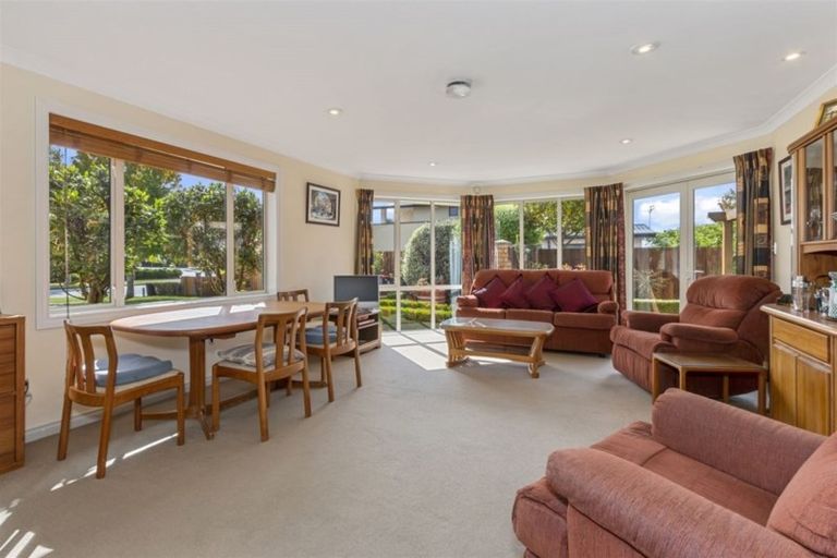 Photo of property in 18 Willowview Drive, Redwood, Christchurch, 8051