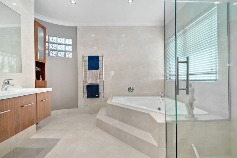 Photo of property in 6 Courtneys, West Harbour, Auckland, 0618