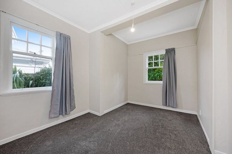 Photo of property in 118 Kelburn Parade, Kelburn, Wellington, 6012