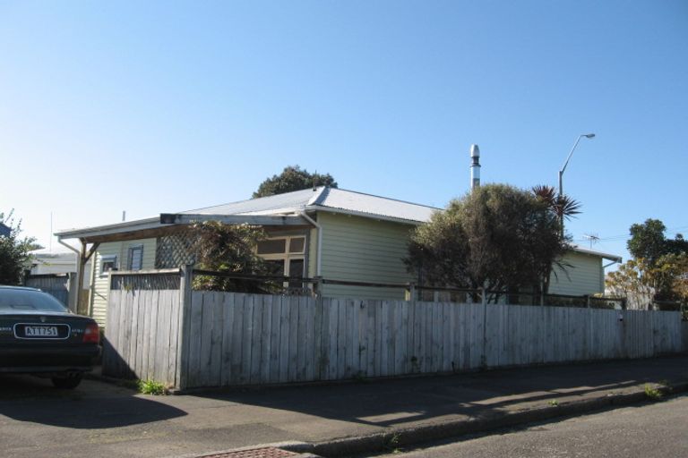 Photo of property in 39 Mcgiffert Street, Palmerston North, 4410