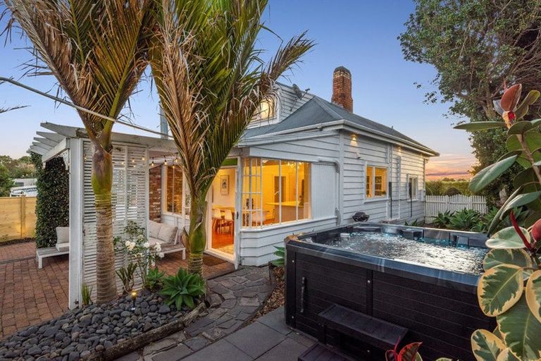 Photo of property in 1/157 Glenfield Road, Hillcrest, Auckland, 0626