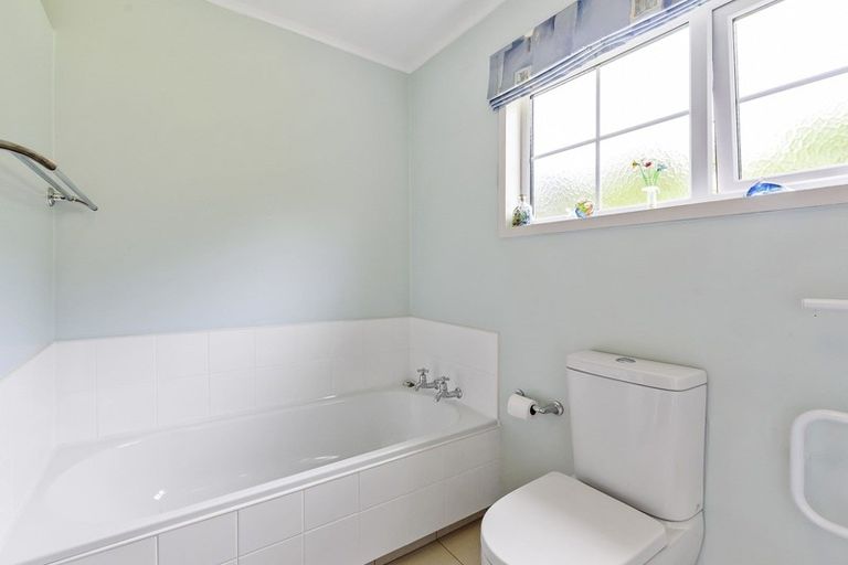 Photo of property in 2 Te Maku Grove, Waikanae, 5036