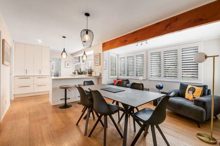 Photo of property in 15 Leiden Place, Totara Vale, Auckland, 0629