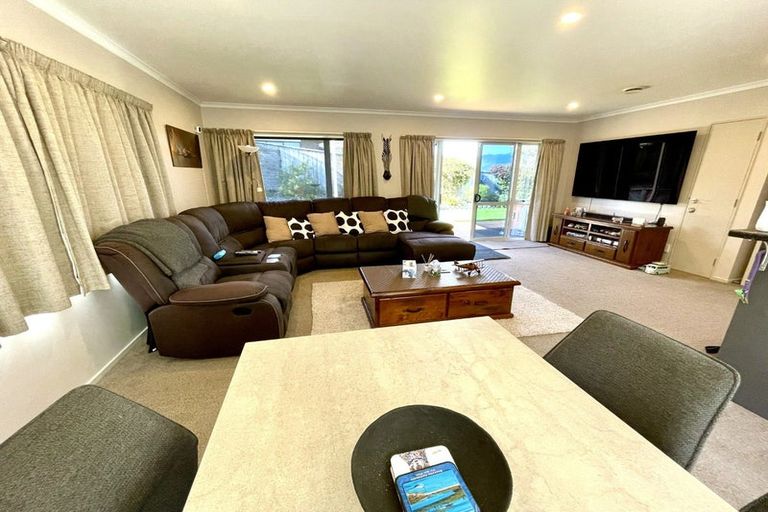 Photo of property in 23 James Nairn Grove, Riverstone Terraces, Upper Hutt, 5018