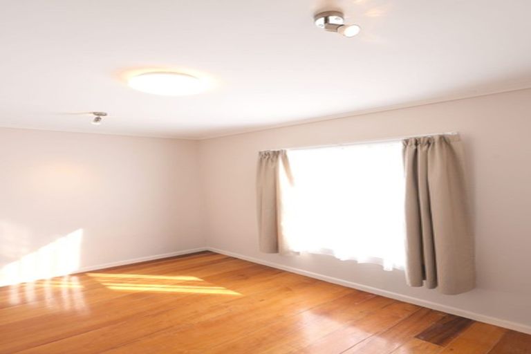 Photo of property in 498 East Coast Road, Windsor Park, Auckland, 0630