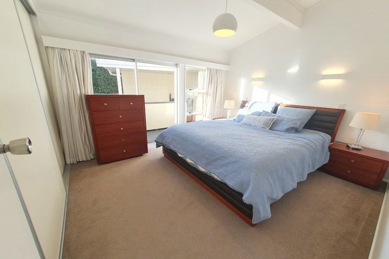 Photo of property in 2/42 Knightsbridge Drive, Forrest Hill, Auckland, 0620