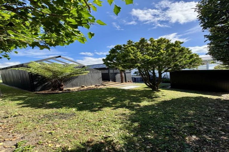 Photo of property in 3 Hartley Terrace, Massey, Auckland, 0614