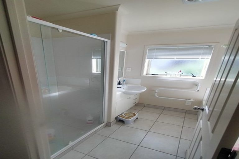 Photo of property in 32 Waldorf Crescent, Orewa, 0931