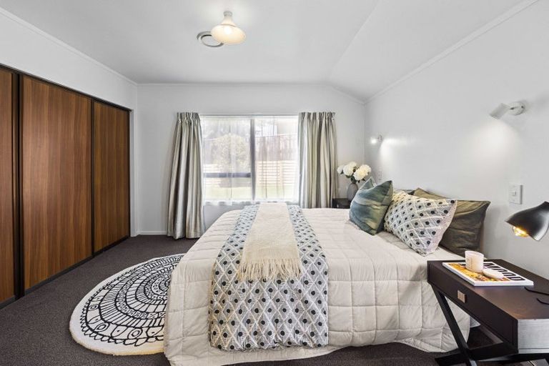 Photo of property in 1 Fairview Place, Westown, New Plymouth, 4310