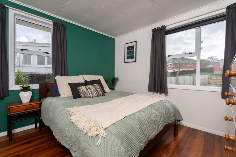 Photo of property in 32 Davidson Crescent, Tawa, Wellington, 5028