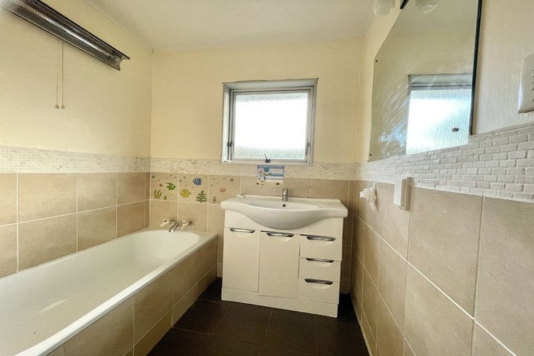 Photo of property in 1/47 Prince Regent Drive, Half Moon Bay, Auckland, 2012