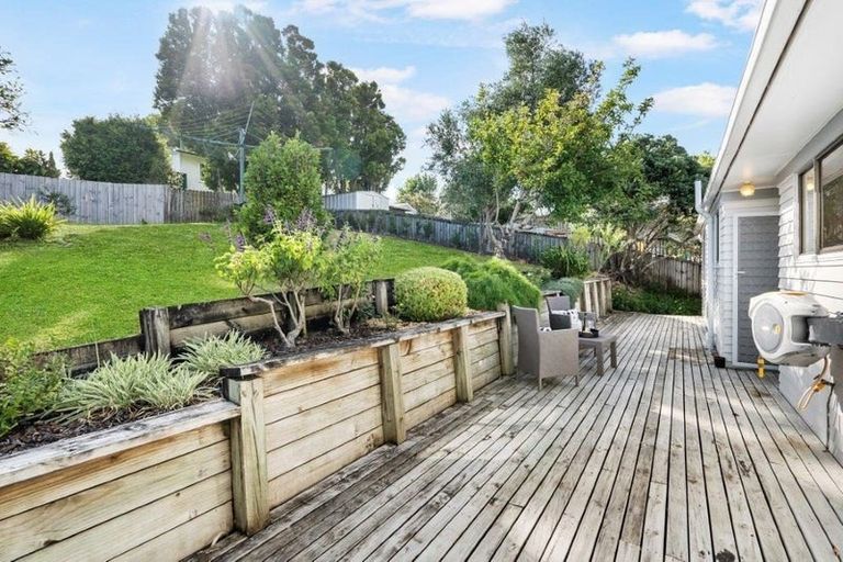 Photo of property in 9 Pavola Grove, Glenfield, Auckland, 0629