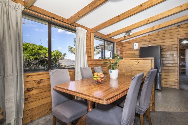 Photo of property in 2/11 Dalmahoy Place, Wattle Downs, Auckland, 2103