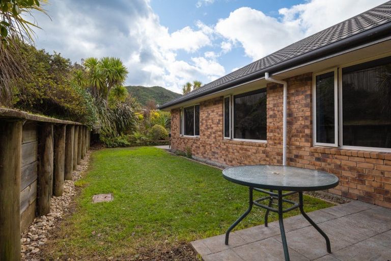 Photo of property in 2 Whitby Close, Waikawa, Picton, 7220