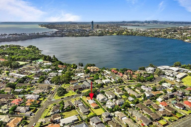 Photo of property in 2/5 Otakau Road, Milford, Auckland, 0620