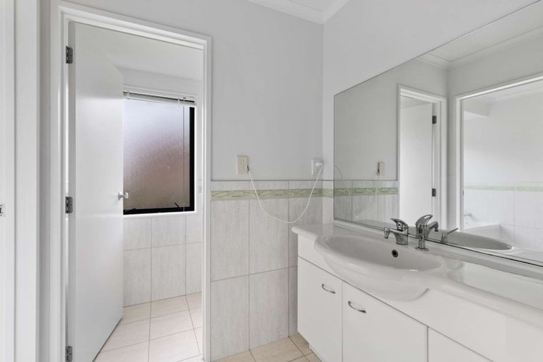 Photo of property in 10 Gleaming Place, Waiuku, 2123